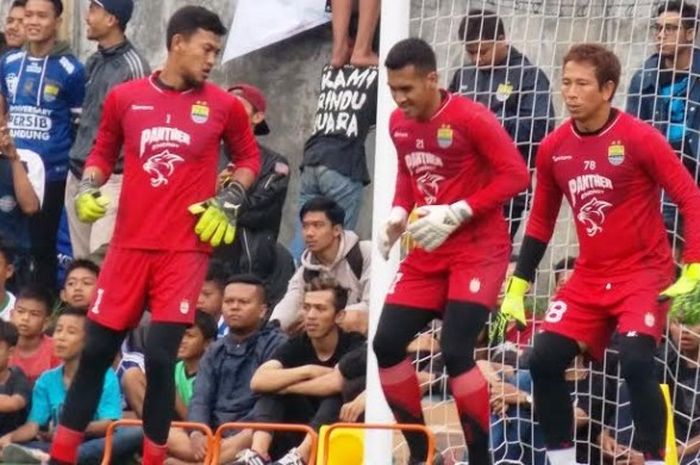 Tiga kiper Persib; Made Wirawan (kanan), Imam Arief Fadilah (tengah), dan Muhammad Natshir dalam sesi latihan timnya di Stadion Persib. 