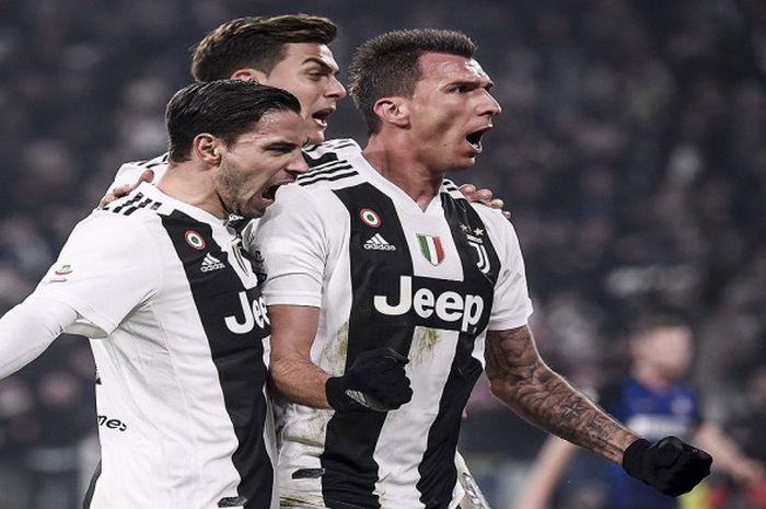 Trio Juventus, Mario Mandzukic, Paulo Dybala, dan Mattia De Sciglio, bersorak-sorai setelah menumbangkan Inter Milan pada pertandingan pekan ke-15 Liga Italia di Stadion Allianz, Turin, Jumat (7/12/2018).