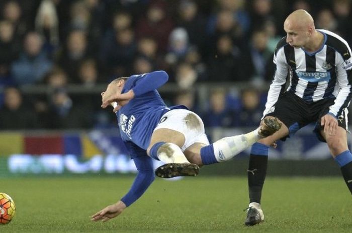 Gelandang Newcastle United, Jonjo Shelvey, melanggar pemain Everton, Ross Barkley, dalam laga Premier League, 3 Februari 2016.