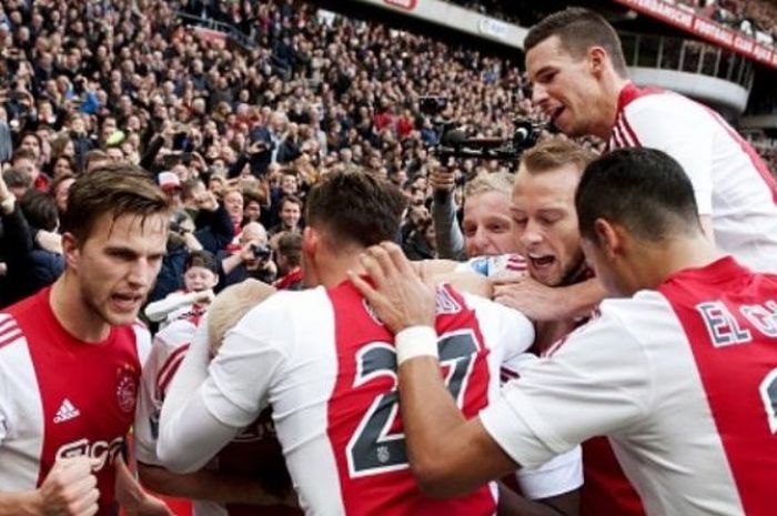 Selebrasi pemain Ajax usai mencetak gol ke gawang tuan rumah PSV pada lanjutan Eredivisie di Stadion Phillips pada Minggu (20/3/2016). 
