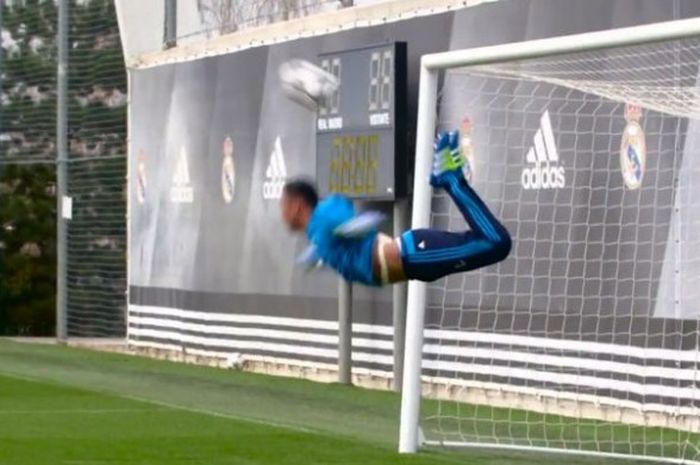 Kiper Real Madrid, Keylor Navas, melakukan aksi Scorpion Kick.