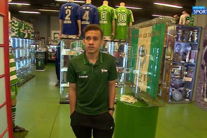 Egy Maulana Vikri saat melihat store Lechia Gdansk di Stadion Energa, Polandia.