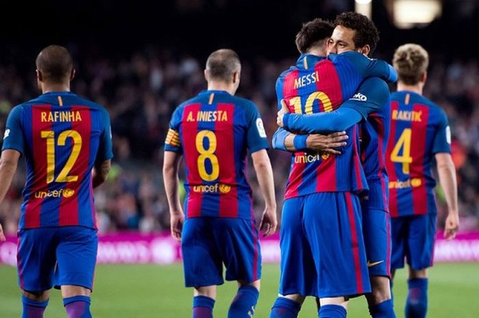 Striker Barcelona, Lionel Messi (ketiga dari kiri), merayakan gol bersama rekan setimnya, Neymar, saat melawan Valencia dalam laga lanjutan Liga Spanyol 2016-2017 di Stadion Camp Nou, Barcelona, pada 19 Maret 2017.