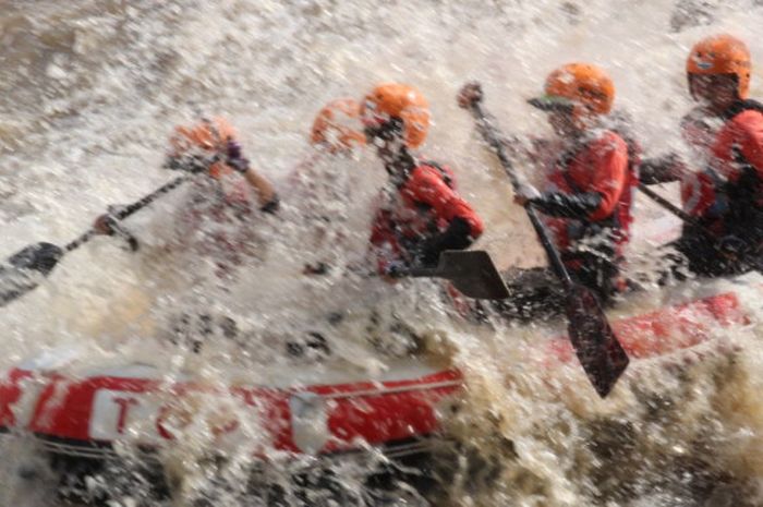 Tim arung jeram Indonesia saat menjalani latihan di Citarik, Sukabumi.