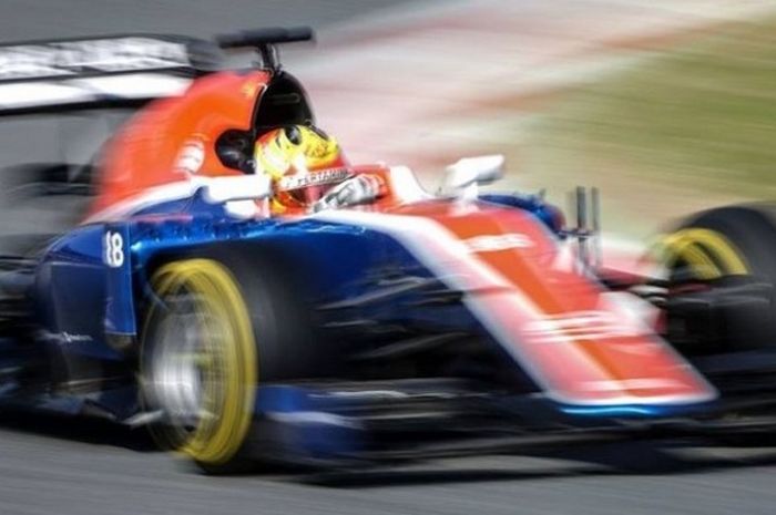 Pebalap Formula 1 asal Indonesia, Rio Haryanto, sedang memacu MRT05 nomor 88 saat mengikuti tes pramusim pertama di Sirkuit de Barcelona-Catalunya, Spanyol, Kamis (25/2/2016).