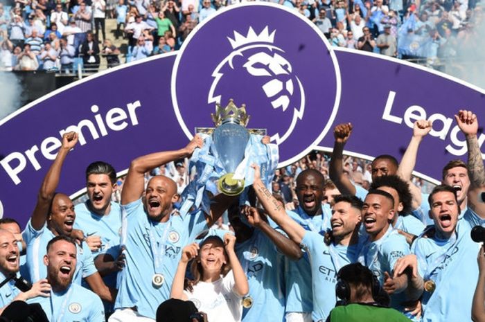  Pemain Manchester City melakukan perayaan kesuksesan memenangi gelar Liga Inggris musim 2017-2018 di Stadion Etihad, Minggu (6/5/2018) malam WIB. 