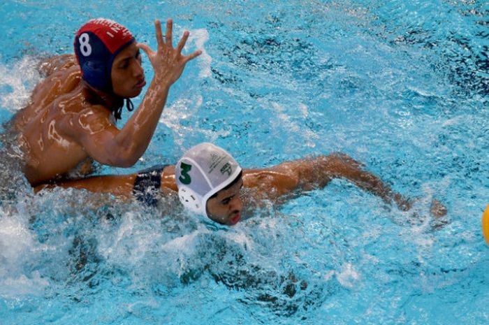 Pemain Polo Air Indonesia Reza Auditya Putra (kiri) berebut bola dengan pemain Arab Saudi Mohammaed Gahal (kanan) pada penyisihan Polo Air Putra Asian Games ke-18 Tahun 2018 di Aquatic Center, Gelora Bung Karno, Senayan, Jakarta, Sabtu (25/8)