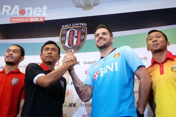 Pelatih Bali United, Widodo Cahyono Putra (tengah kiri) berjabat tangan dengan pelatih Bhayangkara, Simon Mcmeneny saat jumpa wartawan di Hotel Natya, Kuta, Kamis (8/6/2017) siang.