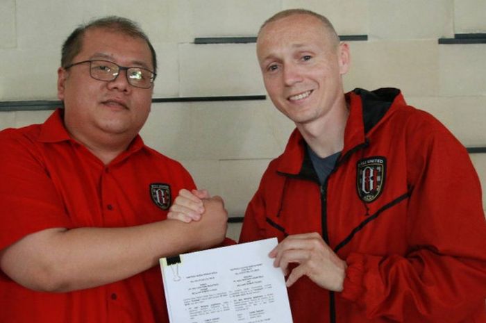 Gelandang Asing Asal Irlandia, William Robert Flood (kanan), Berfoto Bersama dengan CEO Bali United, Yabes Tanuri, Usai Melakukan Tanda Tangan Kontrak