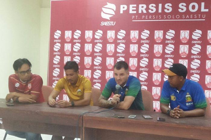 Pelatih Bhayangkara FC, Simon McMenemy saat memberikan keterangan seusai laga melawan Persis Solo di Stadion Manahan Solo, Minggu (25/2/2018)