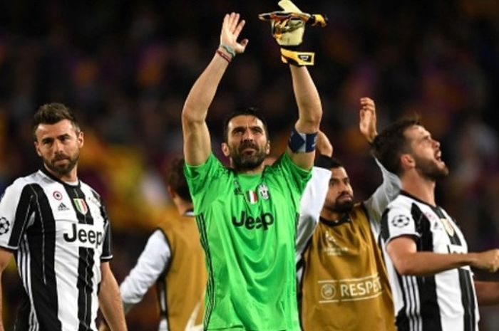 Para pemain Juventus merayakan kelolosan ke semifinal Liga Champions bersama para suporter usai bermain imbang 0-0 dengan Barcelona pada leg II perempat final di Camp Nou, Barcelona, Spanyol, pada 19 April 2017.