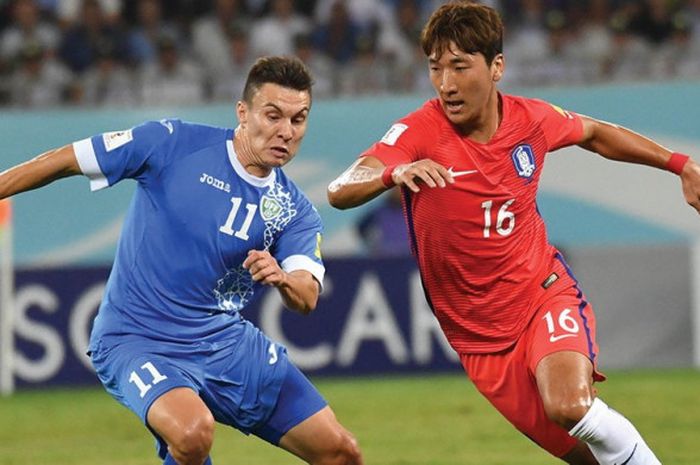 Aksi gelandang Korea Selatan, Jung Woo-young (kanan), berduel dengan pemain Uzbekistan, Igor Sergeev, dalam pertandingan ronde ketiga Grup A babak Kualifikasi Piala Dunia 2018 di Stadion Bunyodkor, Selasa (5/9/2017).