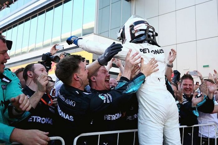 Pebalap tim Mercedes, Valtteri Bottas, meluapkan kegembiraannya kepada kru timnya seusai memenangi balapan GP Formula 1 Rusia di Sirkuit Sochi, Rusia, (30/4/2017).