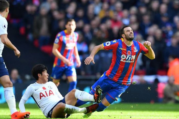 Penyerang Tottenham Hotspur asal Korea Selatan, Son Heung-min, menekel pemain Crystal Palace, Luka Milivojevic, pada lanjutan laga Liga Inggris, Minggu (5/11/2017).