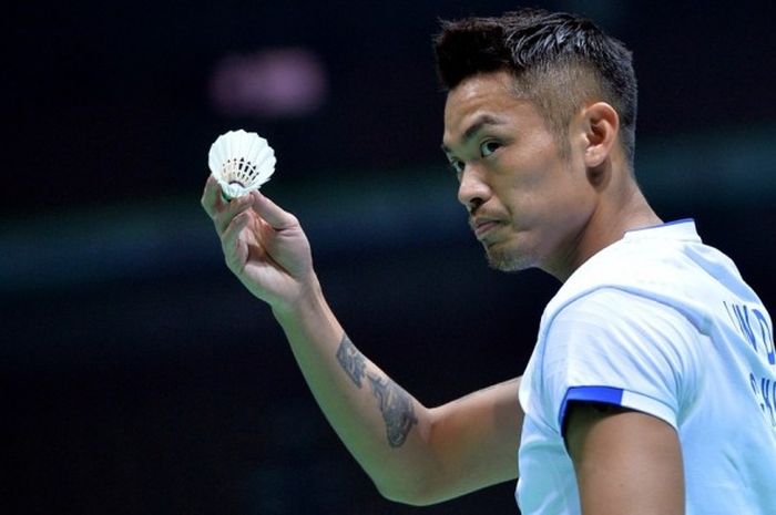 Pebulu tangkis tunggal putra China, Lin Dan, meminta izin mengganti shuttlecock saat menjalani pertandingan melawan Lee Dong-keun (Korea Selatan) pada babak kesatu Kejuaraan Asia di Wuhan Sports Center Gymnasium, Wuhan, China, Rabu (26/4/2017).