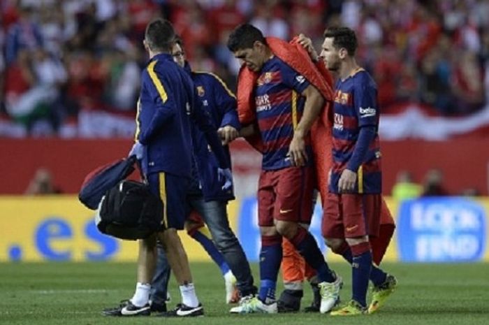 Luis Suarez harus ditarik keluar pada pertengahan babak kedua laga final Copa del Rey, Minggu (22/5/2016), karena mengalami cedera. 