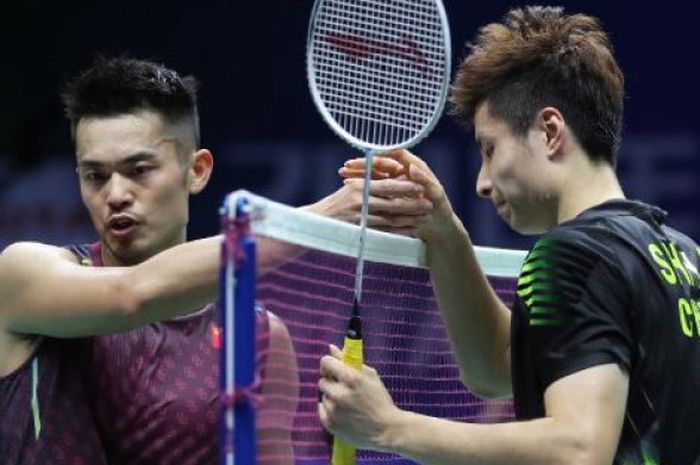 Lin Dan (kanan) dan Shi Yuqi (kiri) bertemu pada babak ketiga Kejuaraan Dunia 2018. 