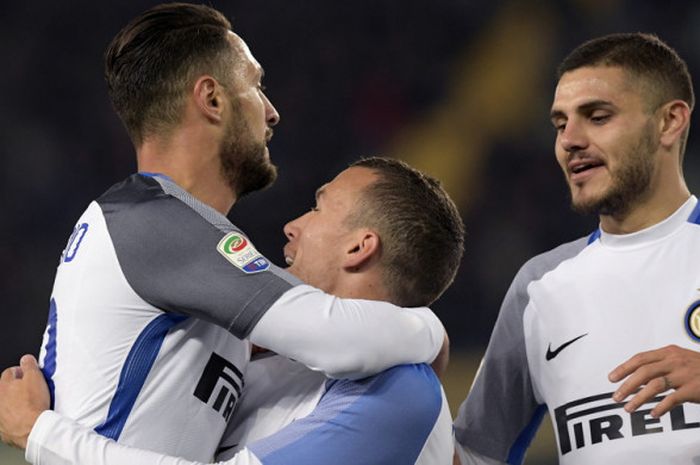 Gelandang Inter Milan, Ivan Perisic (tengah), merayakan gol yang ia cetak ke gawang Hellas Verona bersama Danilo D'Ambrosio (kiri) dan Mauro Icardi dalam pertandingan Liga Italia 2017-2018 di Stadio Marc'Antonio Bentegodi, Verona, Italia, pada Senin (30/10/2017).