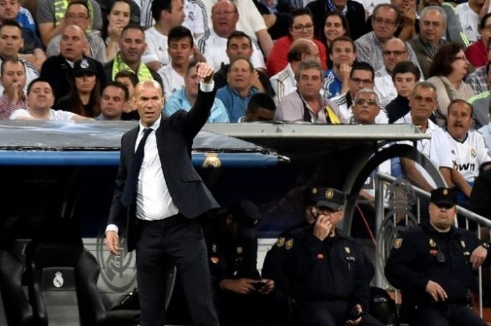 Pelatih Real Madrid, Zinedine Zidane, mendampingi anak asuhnya dalam laga leg kedua semifinal Liga Champions melawan Manchester City di Stadion Santiago Bernabeu, Madrid, Spanyol, 4 Mei 2016.