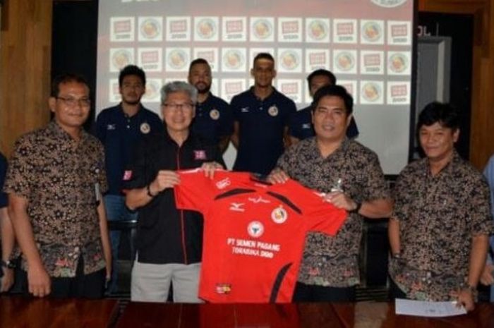 CEO Semen Padang, Daconi (kiri) dan Sales and Marketing PT Torabika Eka Semesta, Goesmawan memegang jersey skuat Kabau Sirah seusai penandatangan kerja sama, Jumat (24/3/2017).  