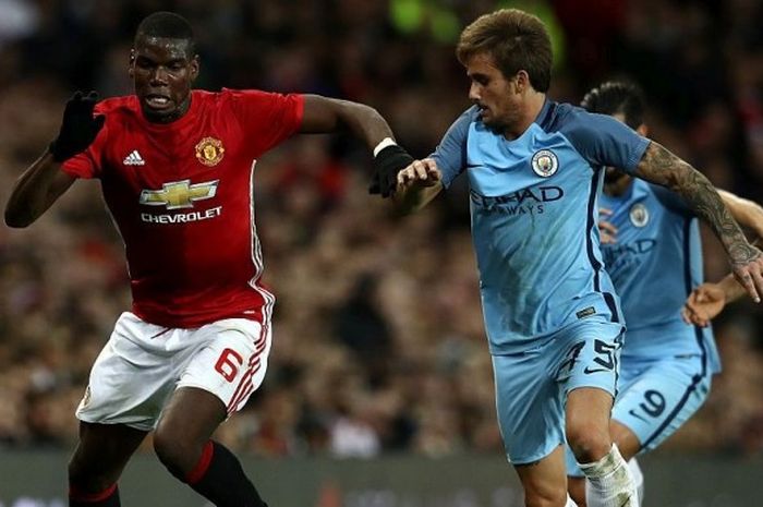 Gelandang Manchester City, Aleix Garcia, berduel dengan pemain Man United, Paul Pogba, di laga Piala Liga Inggris pada Rabu (26/10/2016) di Old Trafford, Manchester, Inggris.