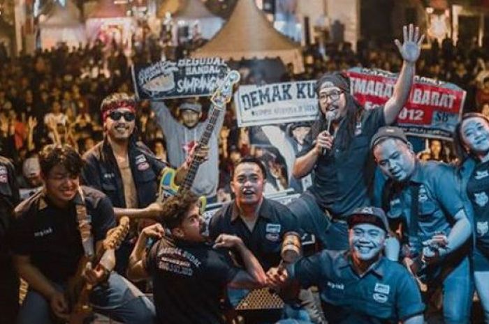 Serempet Gudal, band asal Semarang yang senantiasa memberi dukungan untuk PSIS Semarang.