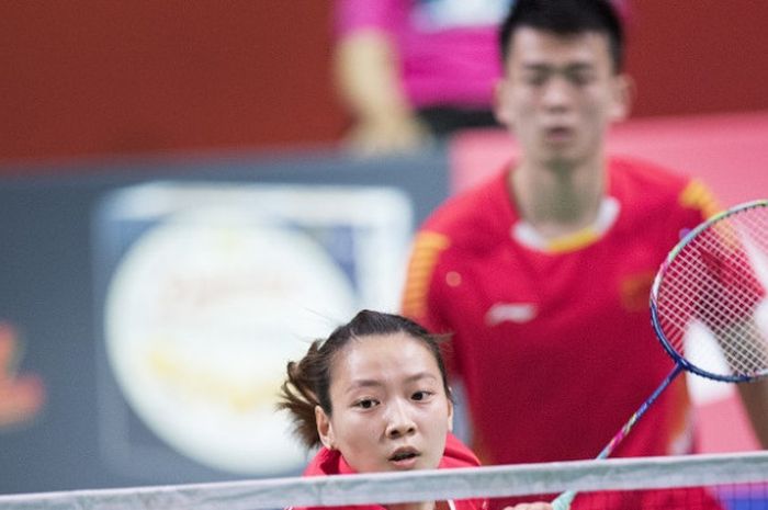 Pasangan ganda  campuran China, Zheng Siwei/Huang Yaqiong, mengembalikan kok ke arah Tontowi Ahmad/Liliyana Natsir (Indonesia) pada babak semifinal Denmark Open 2018 di Odense Sports Park, Sabtu (20/10/2018).