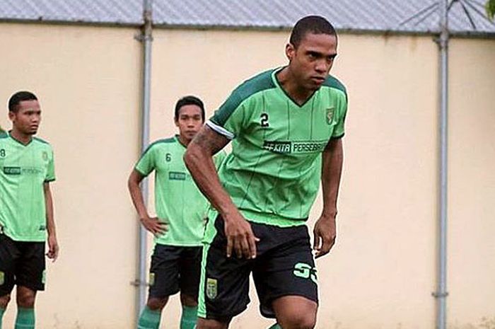 Pedro Henrique Cortes Oliveira Gois dalam sesi latihan bersama Persebaya Surabaya di lapangan Polda Jatim, Surabaya (19/2/2018).