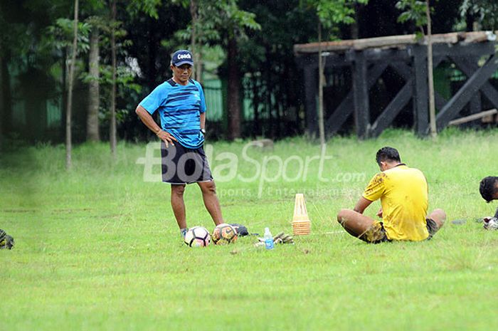 Pelatih Arema FC Yanuar Hermansyah memberikan instruksi dalam sesi latihan di Lapangan Rampal, Kota Malang  pada (28/11/2017).