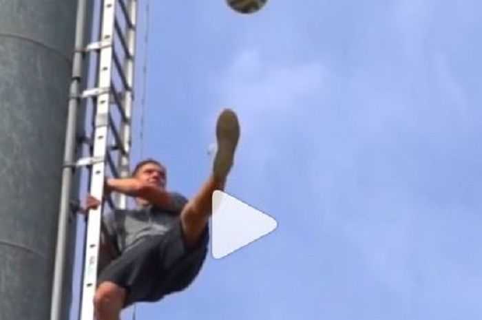 Freestyler asal Inggris, Andrew Henderson, pamer aksi juggling di ketinggian.