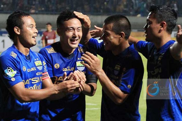 Skuat Persib Bandung saat merayakan golnya.