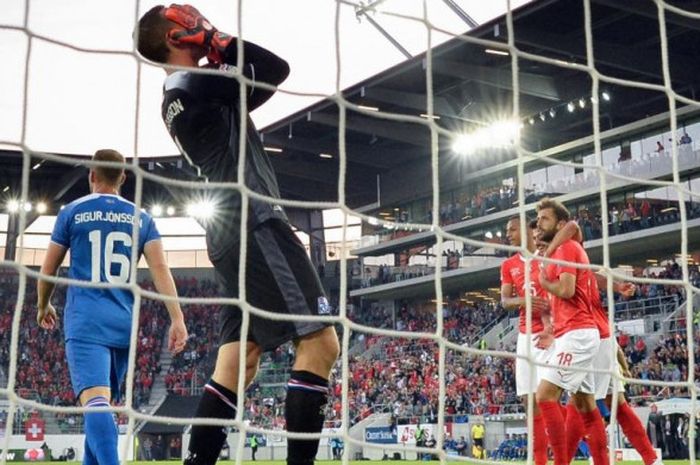 Reaksi kiper Islandia, Hannes Halldorsson, setelah kebobolan gol keenam oleh pemain Swiss dalam partai UEFA Nations League di Stadion Kybunpark, St Gallen, 8 September 2018.