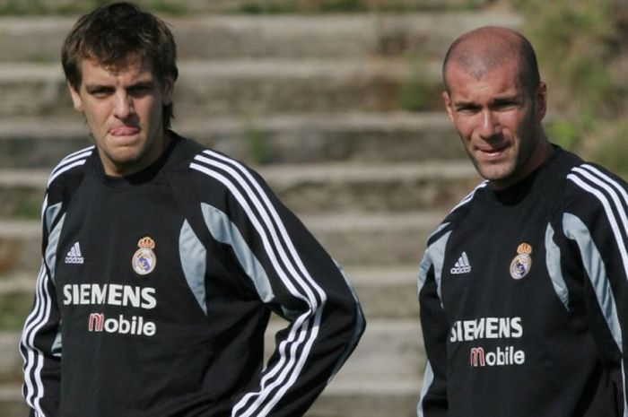Jonathan Woodgate (kiri) dan Zinedine Zidane saat menjalani sesi latihan tim Real Madrid di Las Rozas, Madrid, 6 Oktober 2004.