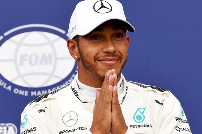 Pebalap Mercedes, Lewis Hamilton, melakukan selebrasi setelah meraih pole position pada sesi kualfikasi GP Italia di Autodromo Nazionale, Monza, Sabtu (2/9/2017).