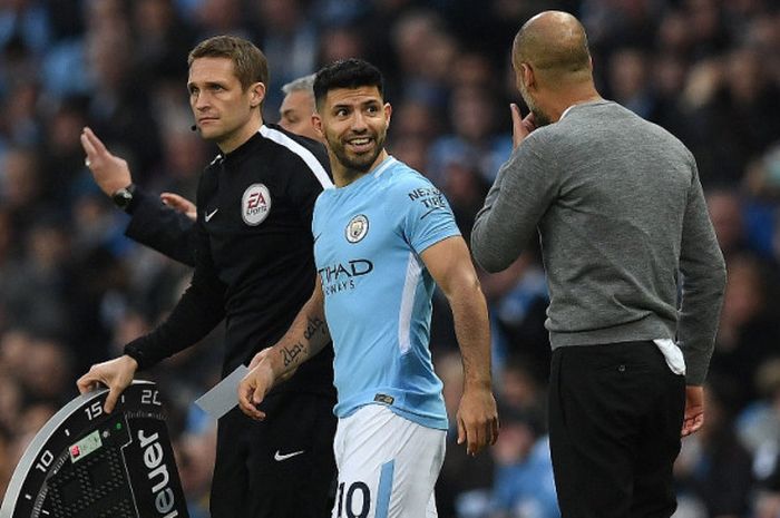 Pelatih Manchester City, Josep Guardiola (kanan), berbicara dengan Sergio Aguero dalam laga Liga Inggris kontra Manchester United di Stadion Etihad, Manchester pada 7 April 2018.