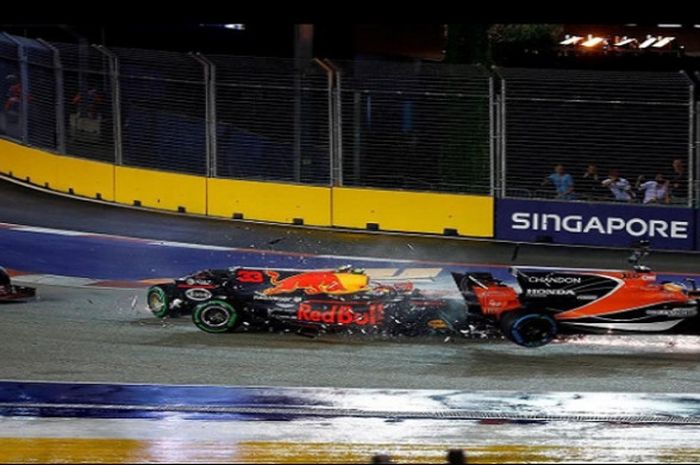 Insiden kecelakaan yang melibatkan Max Verstappen (tengah) dan Fernando Alonso (kanan) di GP Singapura, Minggu (17/9/2017).