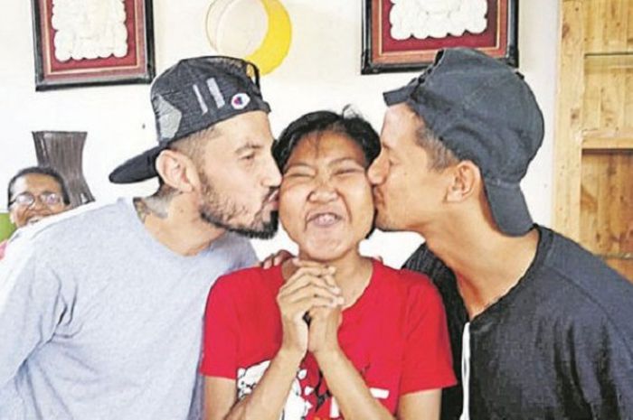 Dua pemain Bali United, Stefabo Lilipaly (kiri) dan Irfan Bachdim (kanan) memberikan ciuman kepada Kadek Novia Kharismawati, salah seorang fan timnya yang menederita penyakit gagal ginjal, Senin (29/10/2018).