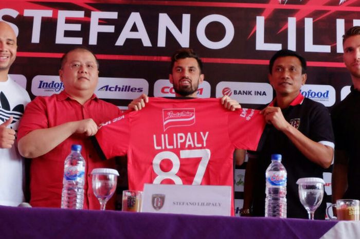 Stefano Lilipaly (tengah) secara resmi diperkenalkan sebagai rekrutan anyar Bali United