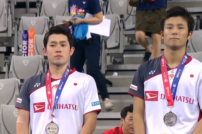 Ganda putra Jepang, Takuro Hoki (kiri)/Yugo Kobayashi, di podium runner-up Korea Open 2018 pada Ming