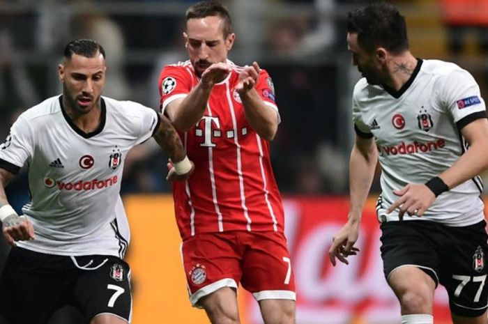 Winger Bayern Muenchen, Franck Ribery, diapit oleh Ricardo Quaresma (kiri) dan Gokhan Gonul dari Besiktas dalam partai Liga Champions di Besiktas Park, Istanbul, 14 Maret 2018.