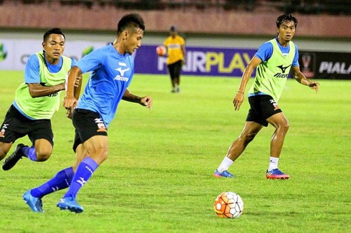 Pemain Madura United menjalani latihan pada Sabtu (25/02/2016), sebagai persiapan untuk menghadapi Persib Bandung di babak delapan besar Piala Presiden 2017 di Stadion Manahan Solo, Jawa Tengah.