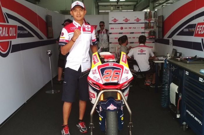 Pebalap Indonesia, Dimas Ekky, berpose di garasi tim Federal Oil Gresini, di Sirkuit Sepang, Malaysia, Minggu (29/10/2017).