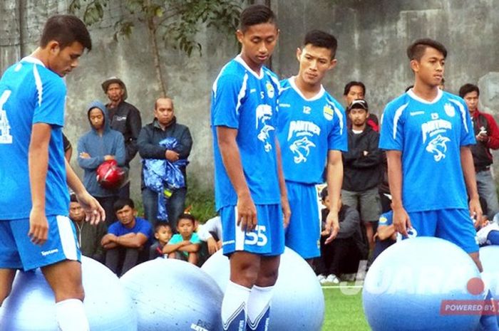 Pemain muda Persib Bandung (kiri-kanan), Puja Abdillah, Agung Mulyadi, Henhen, dan Febri Hariyadi, saat berlatih di Lapangan Lodaya, Kota Bandung.