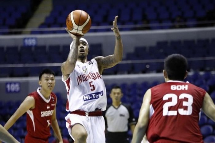 Pebasket senior Indonesia, Mario Wuysang (jersey putih, #5), bersiap melakukan lay-up saat menjalani pertandingan pertama SEABA di Smart Araneta Coliseum, Manila, Filipina, Jumat (12/5/2017). Indonesia menang dengan skor 71-50.