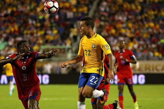 Aksi gelandang Brasil, Philippe Coutinho, dalam laga Copa America Centenario 2016 kontra Haiti pada Rabu (8/6/2016)