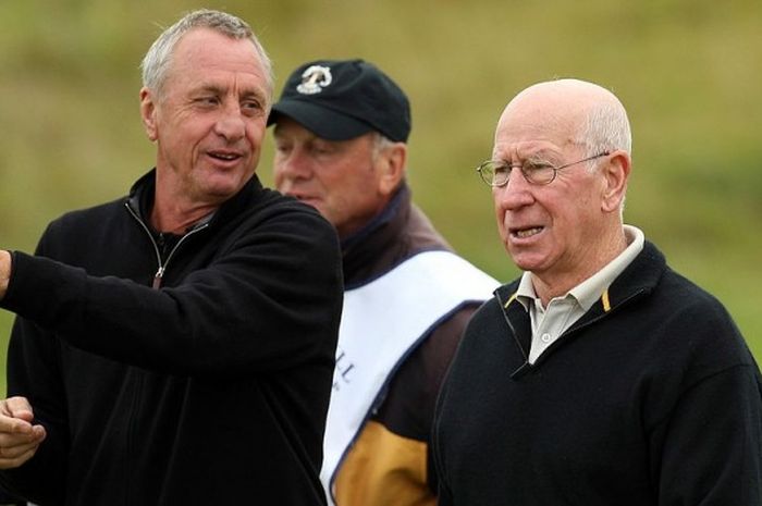 Johan Cruyff (kiri) berbincang dengan Sir Bobby Charlton pada kejuaraan golf The Alfred Dunhill Links Championship di Kingsbarns Golf Links, di Kingsbarns, Skotlandia, pada 2 Oktober 2009.