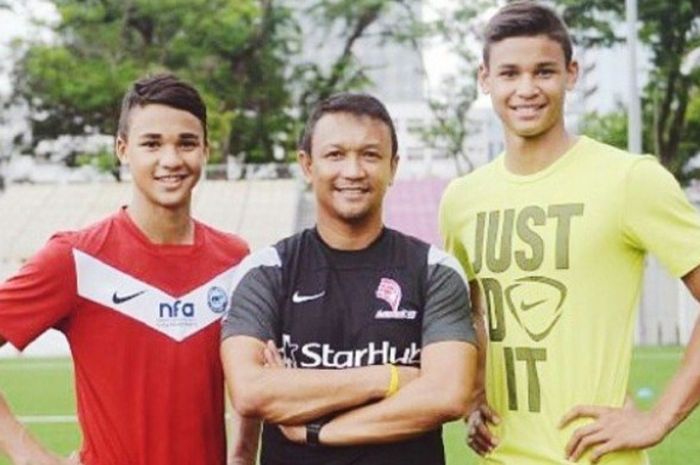 Pesepak bola berbakat asal Singapura, Irfan Fandi (kanan) bersama ayahnya, Fandi Ahmad (tengah) dan adiknya, Ikhsan Fandi pada 15 Oktober 2014.  