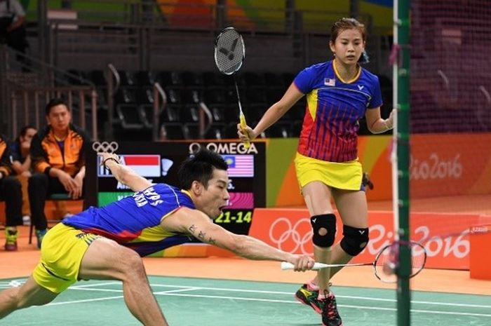 Pasangan ganda campuran Malaysia, Chan Peng Soon/Goh Liu Ying, mengembalikan kok dari ganda campuran Indonesia, Tontowi Ahmad/Liliyana Natsir, pada perebutan medali emas Olimpiade Rio 2016. Tontowi/Liliyana menang dengan 21-14, 21-12 pada laga yang berlangsung di Riocentro Stadium, Selasa (17/8/2016).