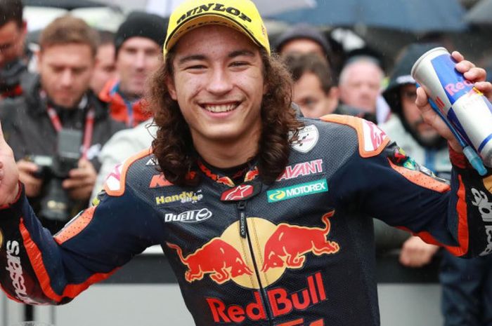 Pebalap KTM Ajo, Can Oncu, saat berhasil memenangkan balapan Moto3 Valencia di Sirkuit Ricardo Tormo, Valencia, Minggu (18/11/2018).