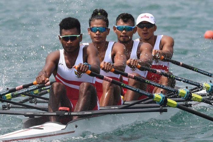 Regu dayung putra Indonesia memacu perahunya pada penyisihan dayung empat putra di Venue Rowing Jaka